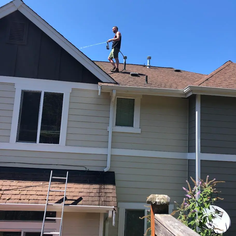 Residential window cleaned by professional window cleaning services in Gig Harbor, WA